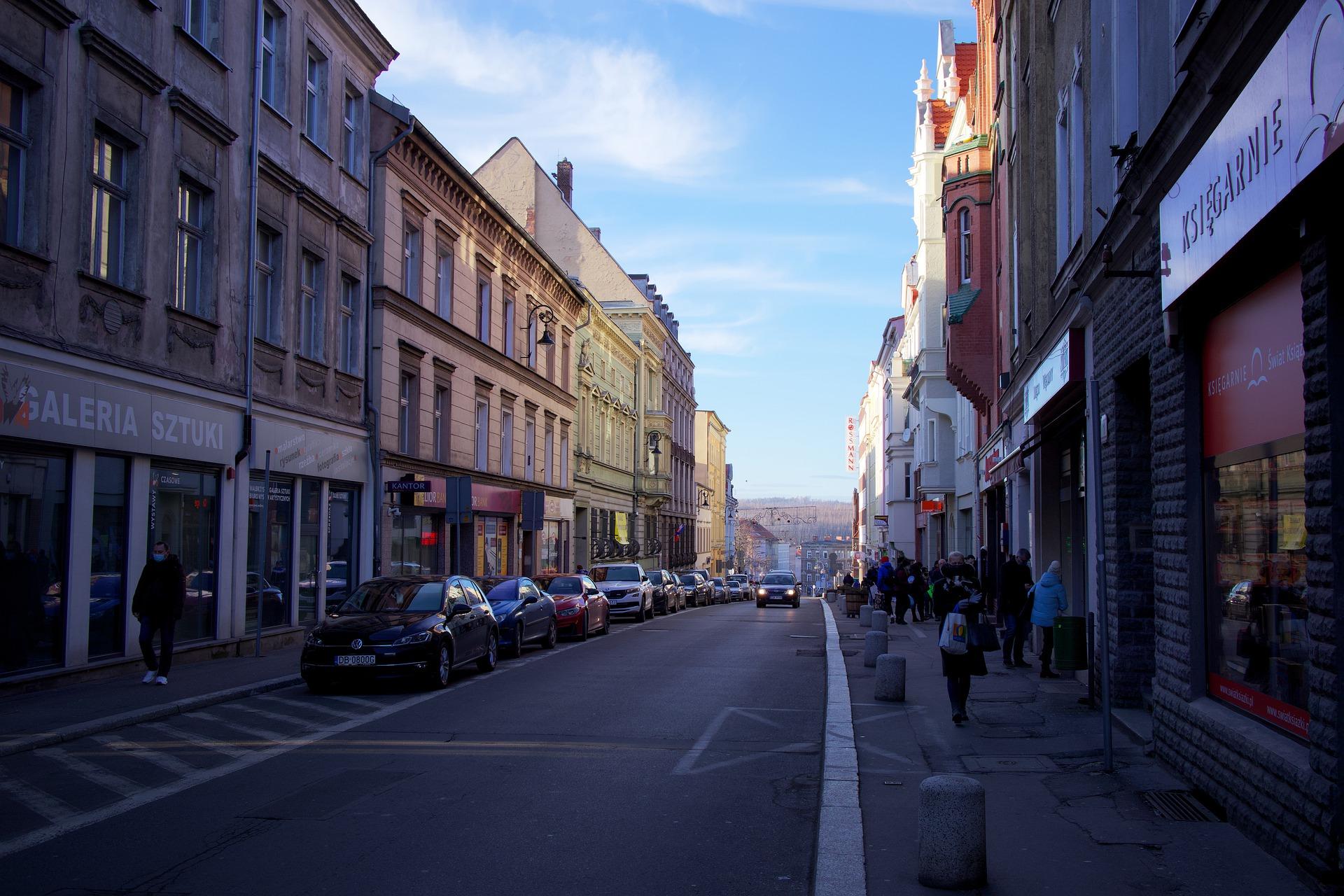 ulicza z zabytkowymi kamienicami w centrum miasta